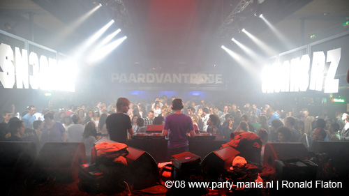 081102_077_sneakerz_partymania