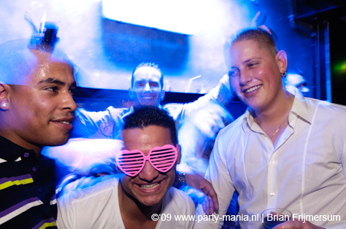 090214_105_los_partymania