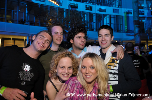 090220_181_connected_partymania