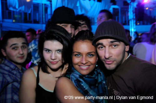 090220_038_connected_partymania