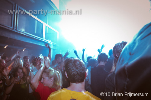 100826_039_happy_student_partymania