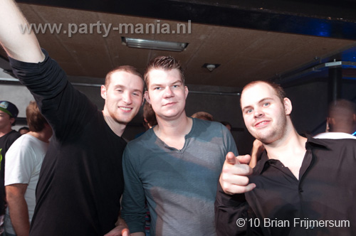 100826_046_happy_student_partymania