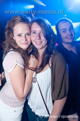 100826_047_happy_student_partymania