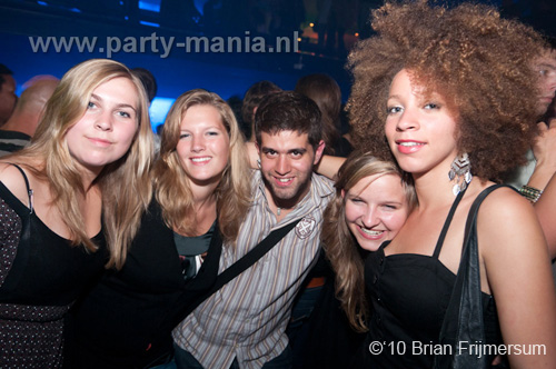 100826_058_happy_student_partymania