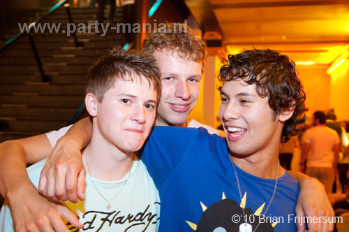 100826_059_happy_student_partymania