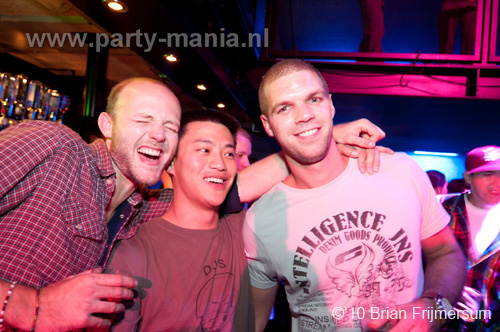 100826_061_happy_student_partymania