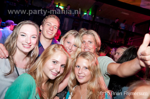 100826_063_happy_student_partymania