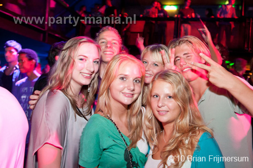 100826_064_happy_student_partymania