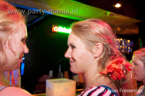 100826_065_happy_student_partymania