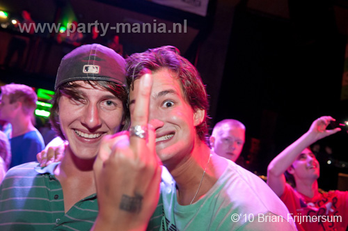 100826_067_happy_student_partymania