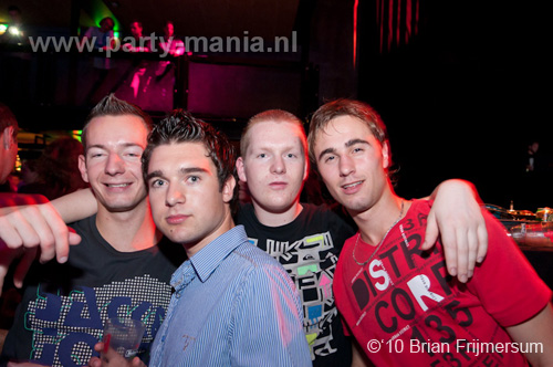 100826_068_happy_student_partymania