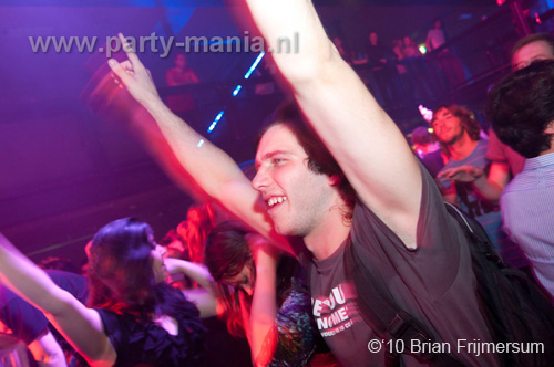 100826_069_happy_student_partymania