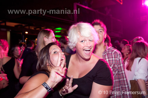 100826_072_happy_student_partymania