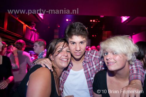 100826_073_happy_student_partymania