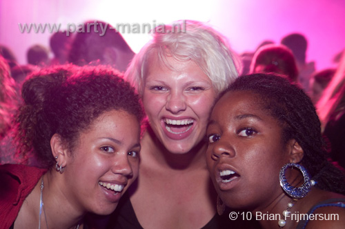 100826_074_happy_student_partymania