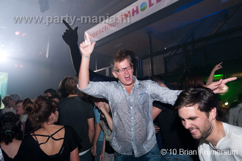 100826_076_happy_student_partymania