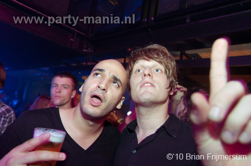 100826_078_happy_student_partymania