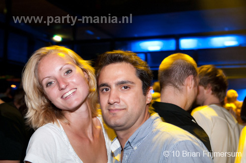 100826_081_happy_student_partymania