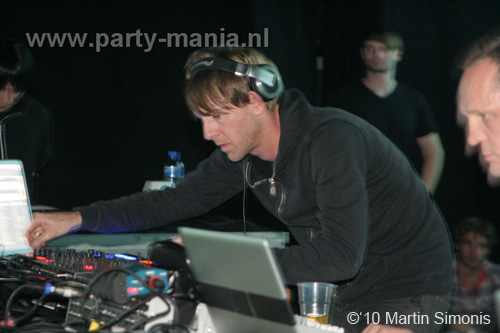 100924_077_todaysart_partymania