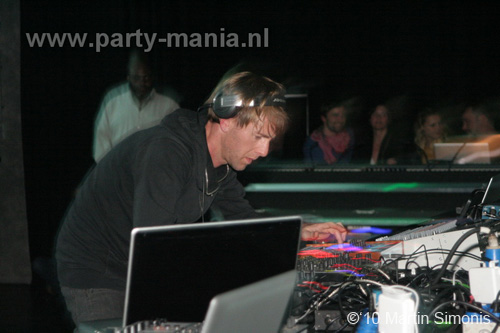 100924_089_todaysart_partymania