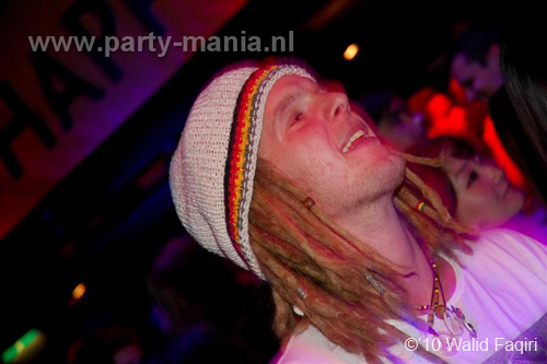 100930_083_happy_student_partymania