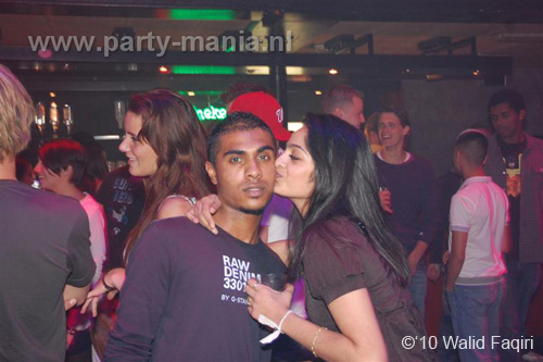 100930_087_happy_student_partymania