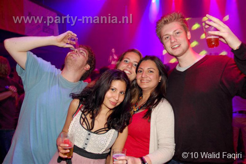 100930_088_happy_student_partymania