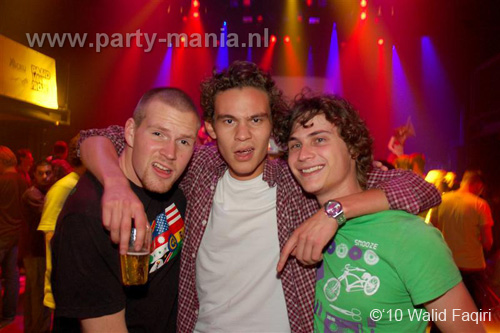 100930_089_happy_student_partymania