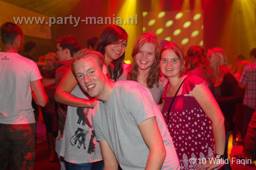 100930_092_happy_student_partymania