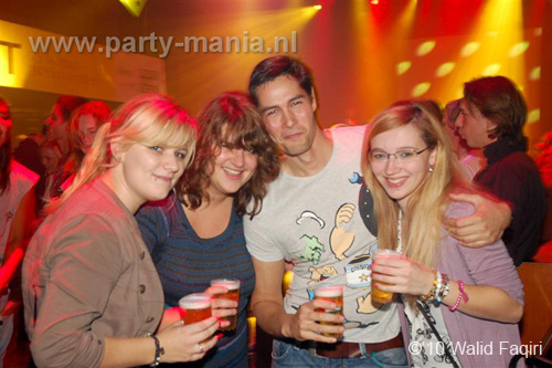 100930_093_happy_student_partymania