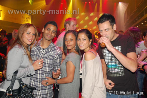 100930_094_happy_student_partymania