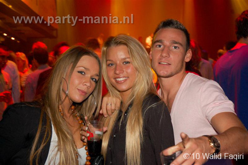 100930_096_happy_student_partymania