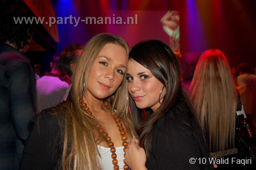 100930_097_happy_student_partymania