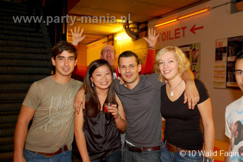 100930_098_happy_student_partymania