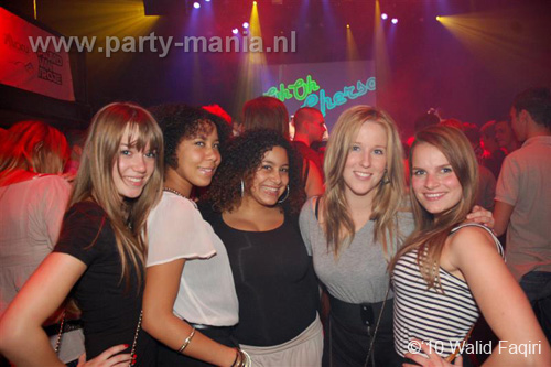 100930_100_happy_student_partymania