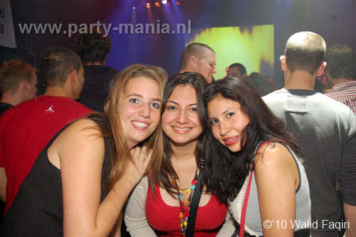 100930_101_happy_student_partymania