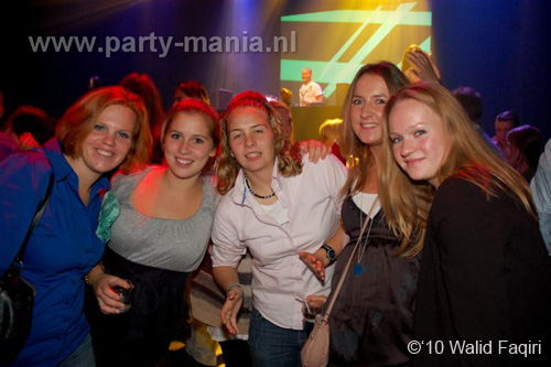 100930_102_happy_student_partymania