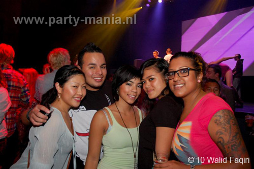 100930_103_happy_student_partymania