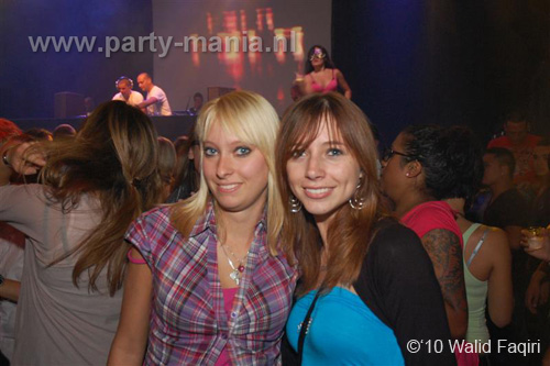 100930_104_happy_student_partymania