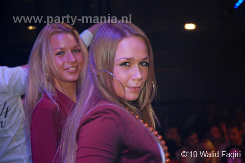 100930_111_happy_student_partymania