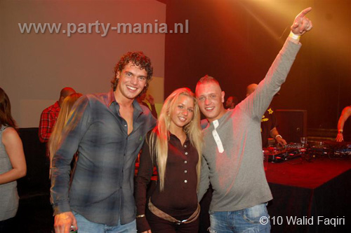 100930_114_happy_student_partymania