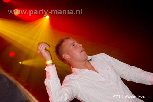 100930_115_happy_student_partymania