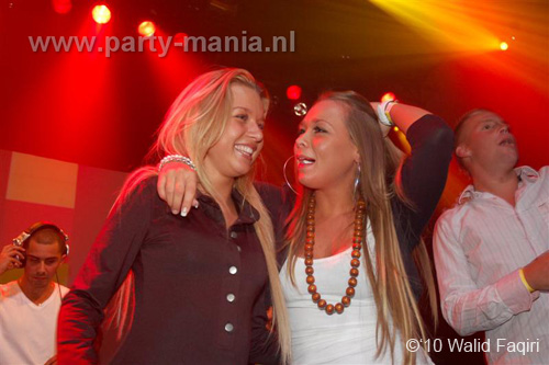 100930_116_happy_student_partymania