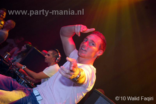 100930_118_happy_student_partymania