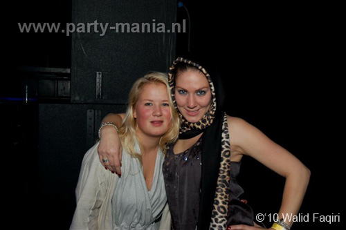 100930_121_happy_student_partymania