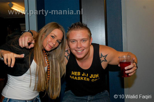 100930_125_happy_student_partymania