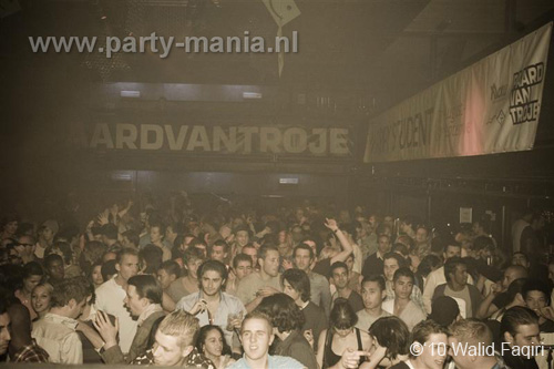 100930_144_happy_student_partymania