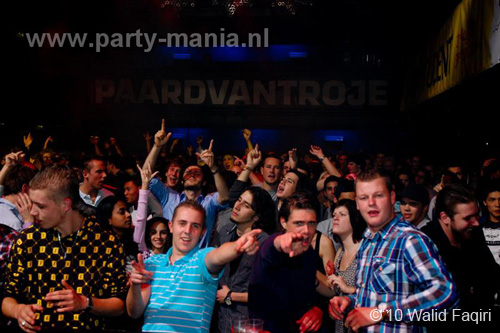 100930_145_happy_student_partymania