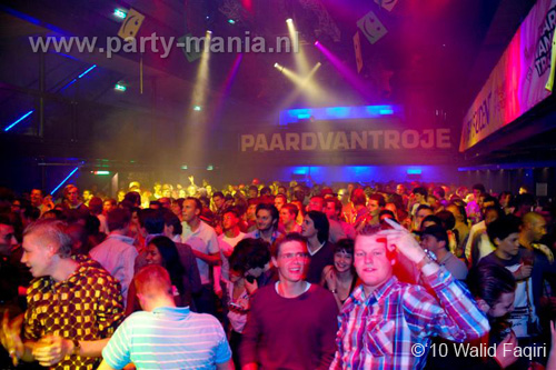 100930_146_happy_student_partymania