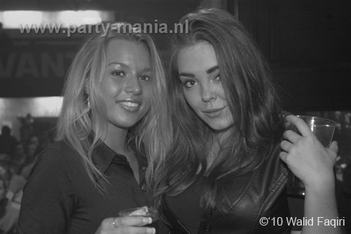 100930_147_happy_student_partymania